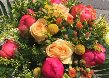 Bouquet de fleurs rouges et jaunes