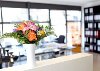 Bouquet de fleurs dans un vase posé sur un comptoir en entreprise