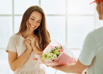 Un livreur livre un Bouquet de fleurs
